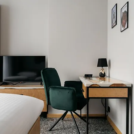 Native Lenartowicza 17 *